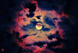 What a beautiful view of the moon over Los Angeles! 